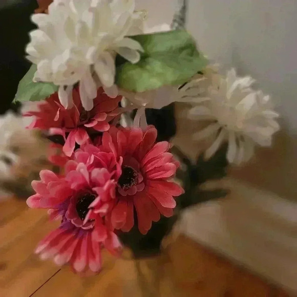 Bouquet  of fake flowers 💐 - Picture 1 of 2